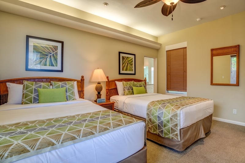 Twin beds, organic touches, and a warm palette make this guest retreat inviting, versatile, and serene     KBV-16G4
