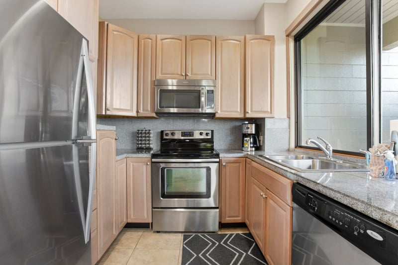 From tropical cocktails to pancake mornings, this bright kitchen has everything you need—plus a view that makes dish duty feel like a treat   