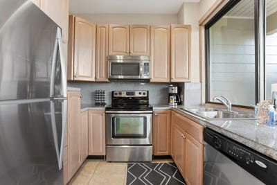 From tropical cocktails to pancake mornings, this bright kitchen has everything you need—plus a view that makes dish duty feel like a treat