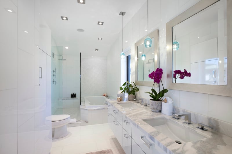 Mirror, marble, and minimalist magic—this bathroom is the definition of clean luxury and resort-style relaxation