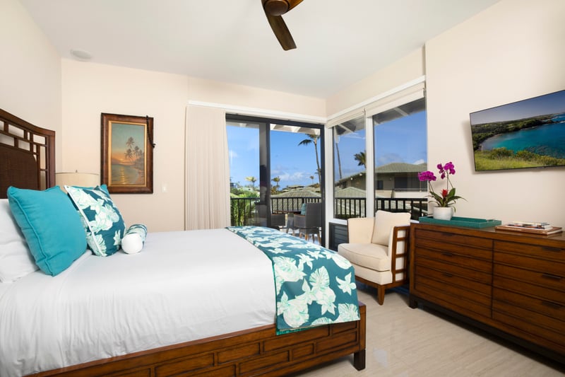 Soft sheets, sunshine, and a peek at paradise—this guestroom is your perfect little island hideaway