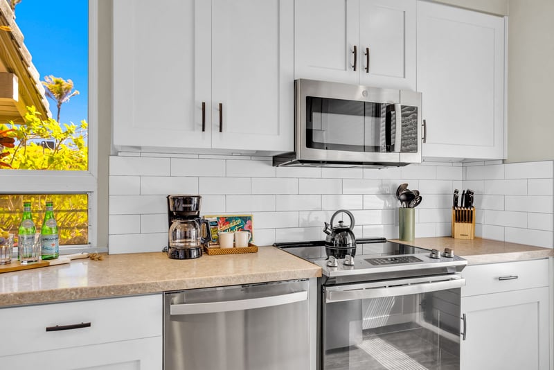 Our Chef Kitchens are complete with modern appliances and are fully stocked KBV-24G3
