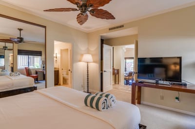 Let the island breeze and soft rustle of the fan lull you into serenity in this welcoming, well-appointed master room KGV-14P3