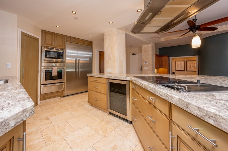 With warm tones, a sleek backsplash, and pro-grade appliances, this kitchen blends beauty and function in every detail KGV-14P6