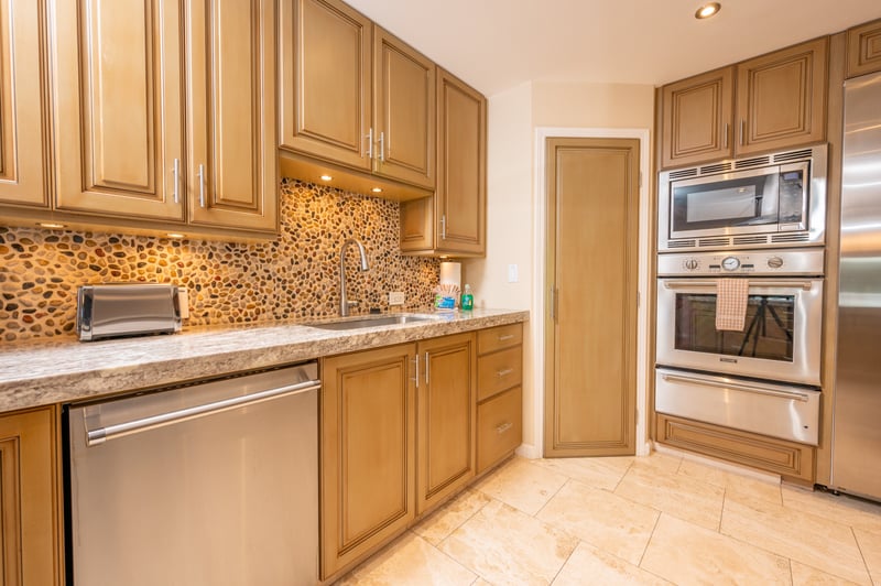 Polished finishes, generous space, and top-tier tools make this kitchen both a showstopper and a joy to cook in KGV-14P6