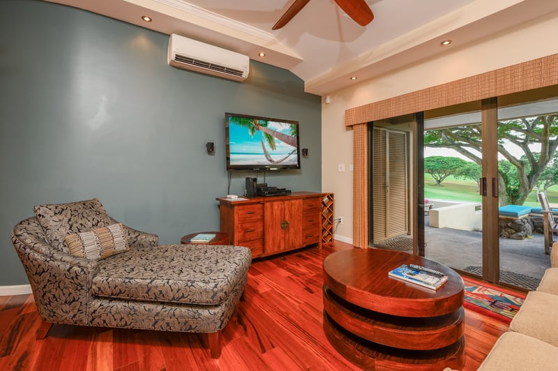 From morning tea to evening wine, this lanai turns every hour into a tranquil escape under the treetops KGV-14P6
