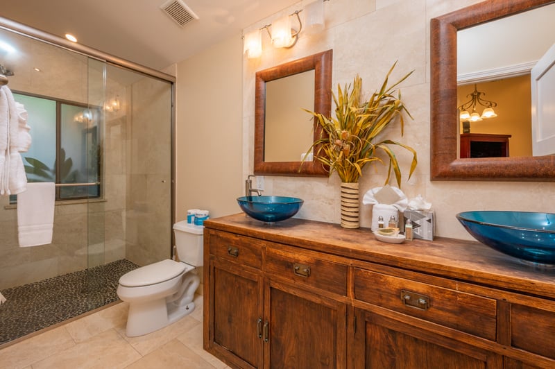 Mirror, mirror on the wall—this tranquil space has it all: elegance, space, and vacation-worthy vibes!