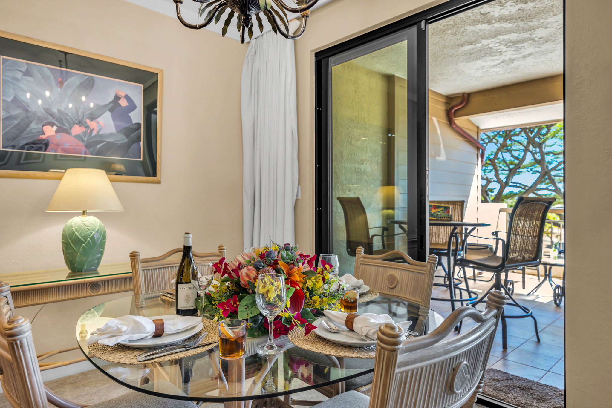 Every meal comes with tropical breezes and a front-row seat to birdsongs