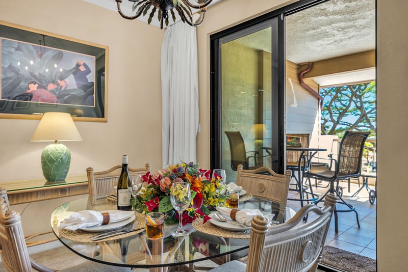 Every meal comes with tropical breezes and a front-row seat to birdsongs KGV-14T6