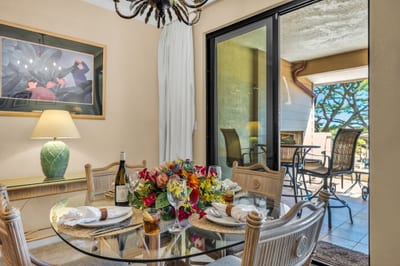 Every meal comes with tropical breezes and a front-row seat to birdsongs