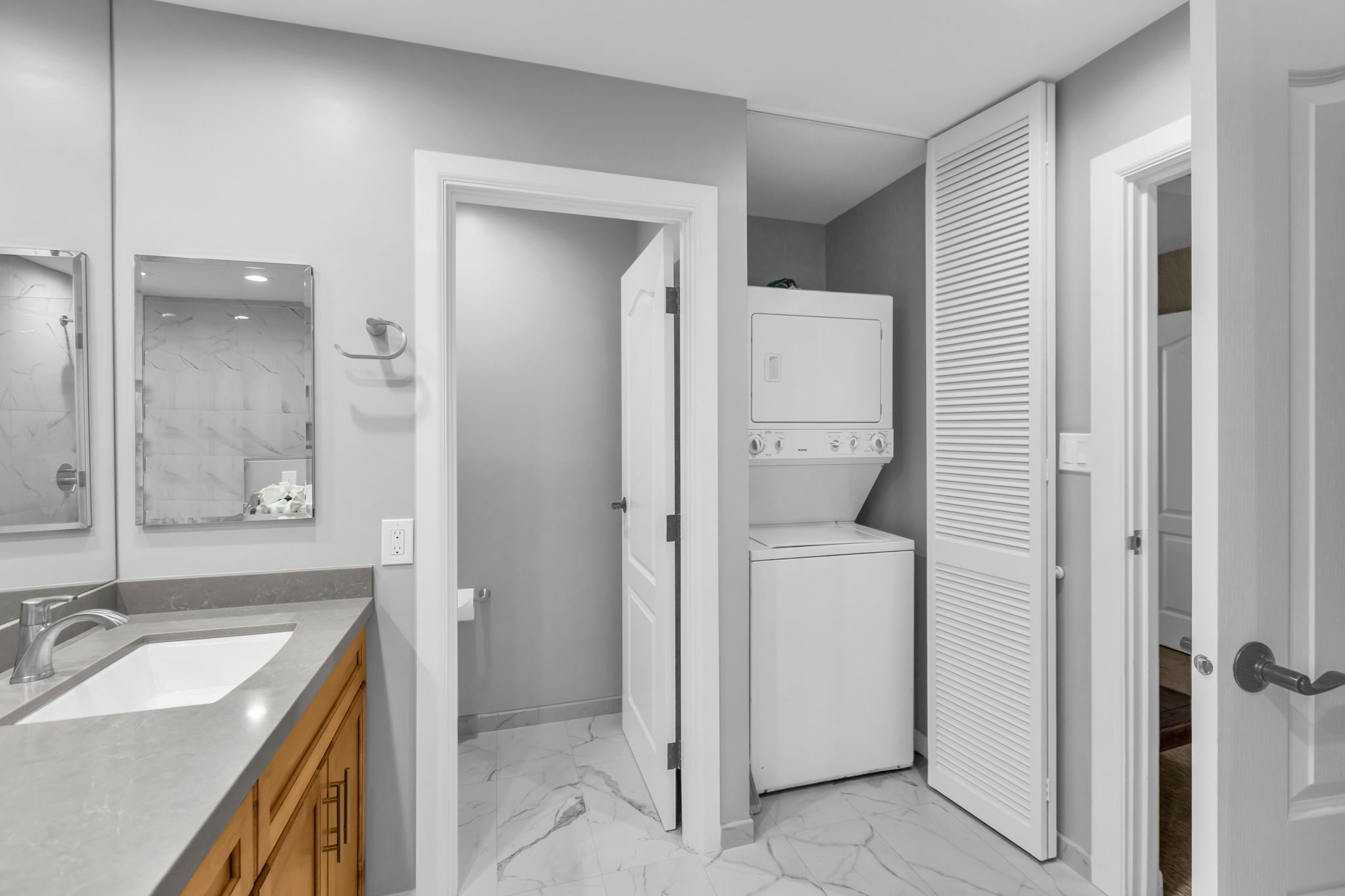 This sparkling guest bath keeps mornings smooth so everyone hits the beach on time