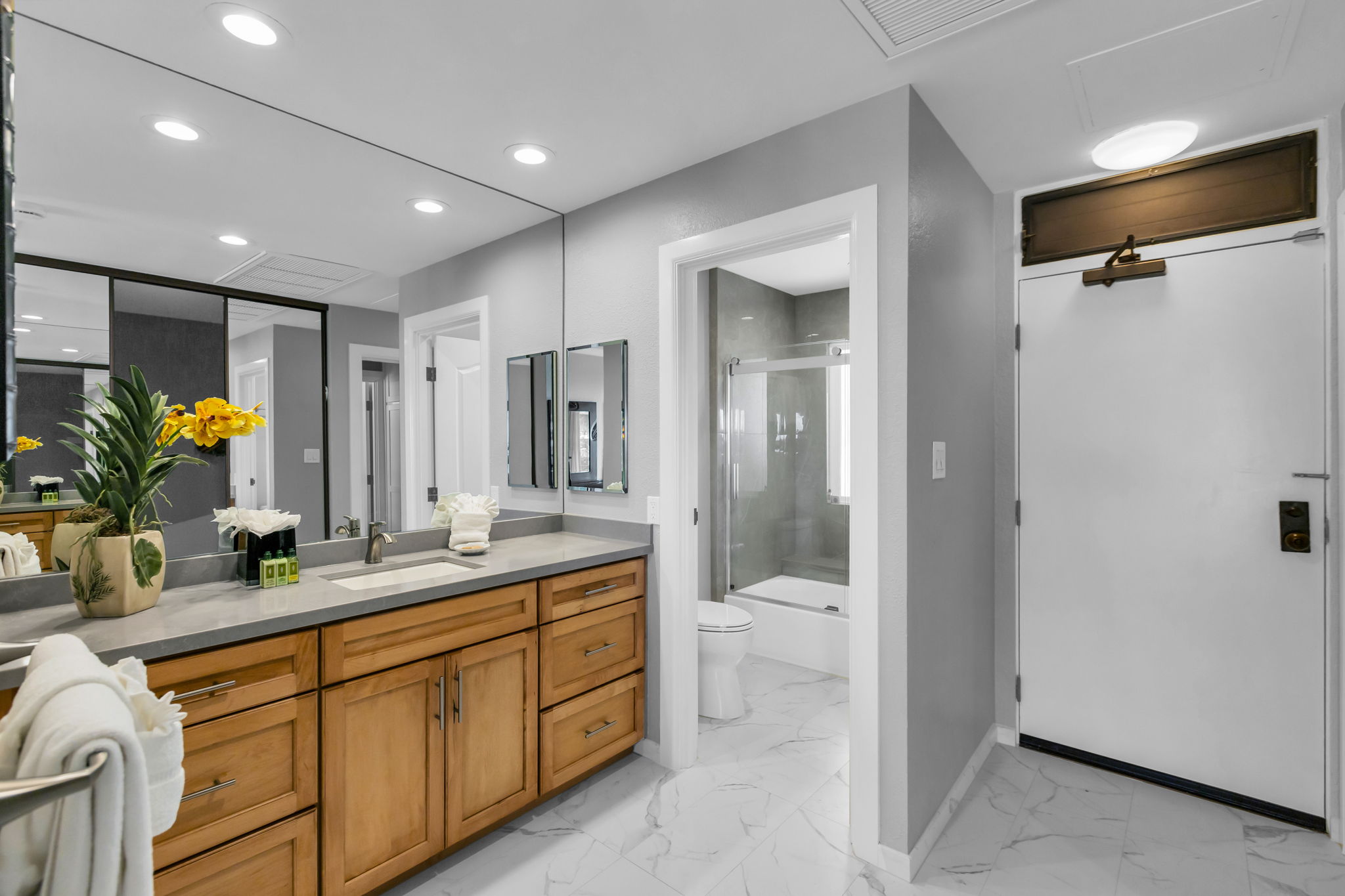 Plenty of space to get ready for wherever your day on paradise takes you