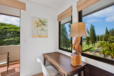 Whether you're journaling your Maui memories or taking a work call, this desk comes with a view worth writing home abou KGV-14V3