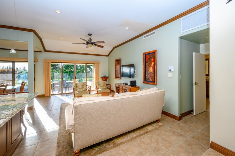 Spacious living room with garden views and elegant island decor. KGV-16P3