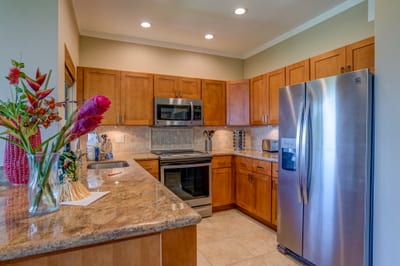 Whether prepping a feast or a fruit plate, this kitchen pairs island warmth with high-end ease KGV-16T4