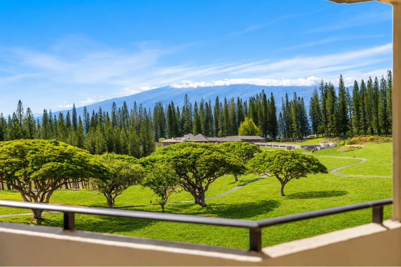 Open green fairways and a glimpse of the ocean and mountains set the tone for your stay at Kapalua Golf Villas. KGV-18T4
