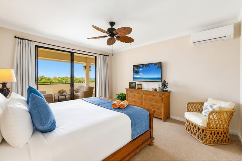 Wake up in the king bedroom to soft morning light and the quiet of the Kapalua hillside. KGV-18T4