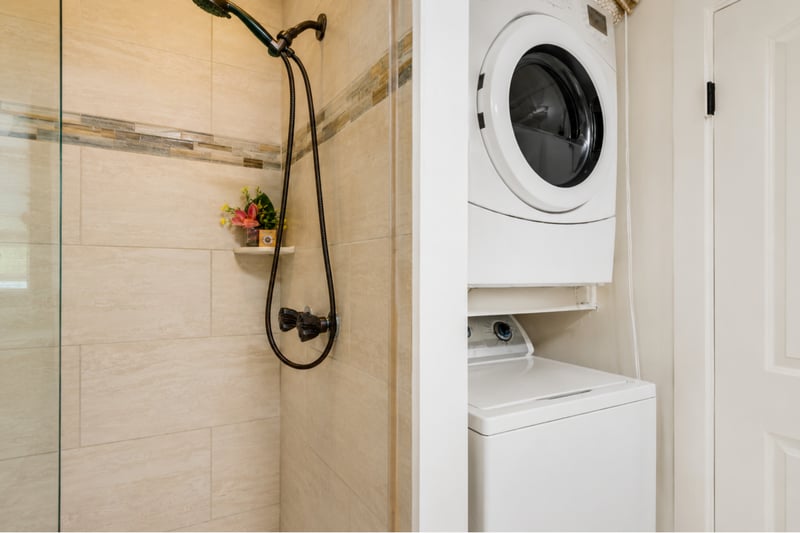 A full washer and dryer allow you to pack light and stay fresh throughout your entire stay. KGV-18T4