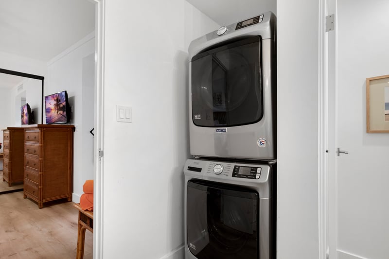 Clean and convenient, this washer/dryer combo keeps your getaway light and fresh    KGV-19P2