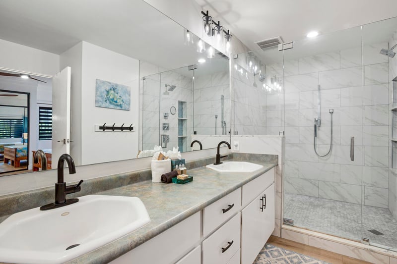 Double sinks, sleek lines, and a shower that basically sing    KGV-19P2