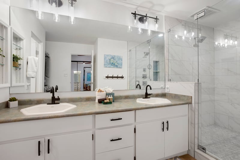 Crisp whites, matte black fixtures, and light for days, yes, your mirror selfies will thank you    KGV-19P2