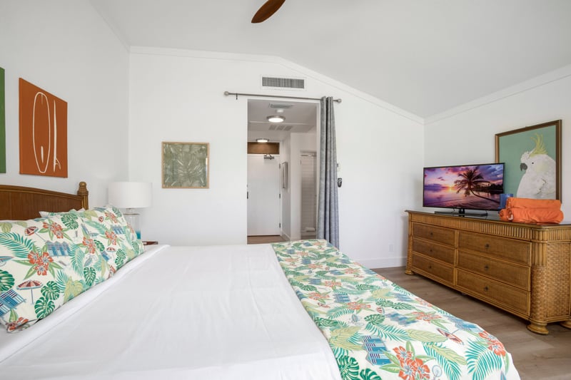 Light pours in, colors dance, and you drift into relaxation, this room is made for letting go    KGV-19P2