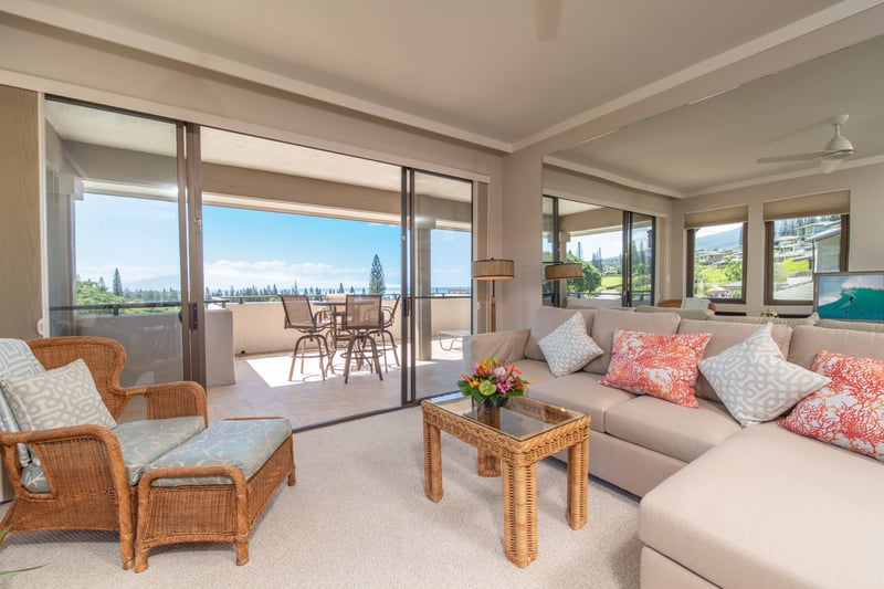 Soak up sunshine through wide glass doors in this airy space designed for laid-back island days KGV-19T1