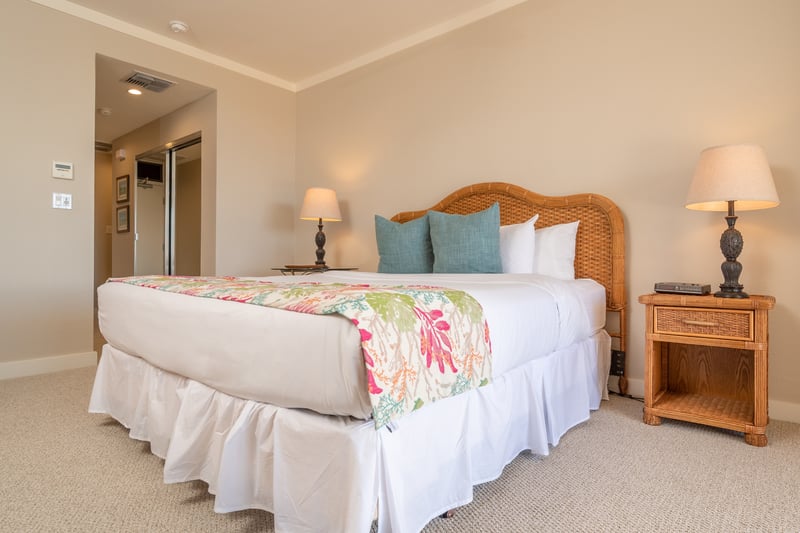 Large comfortable King bed, with alluring views     KGV-19T1