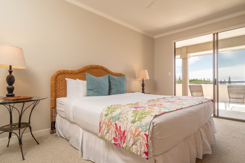 From wicker textures to floral touches — this cozy haven brings the tropics indoors KGV-19T1