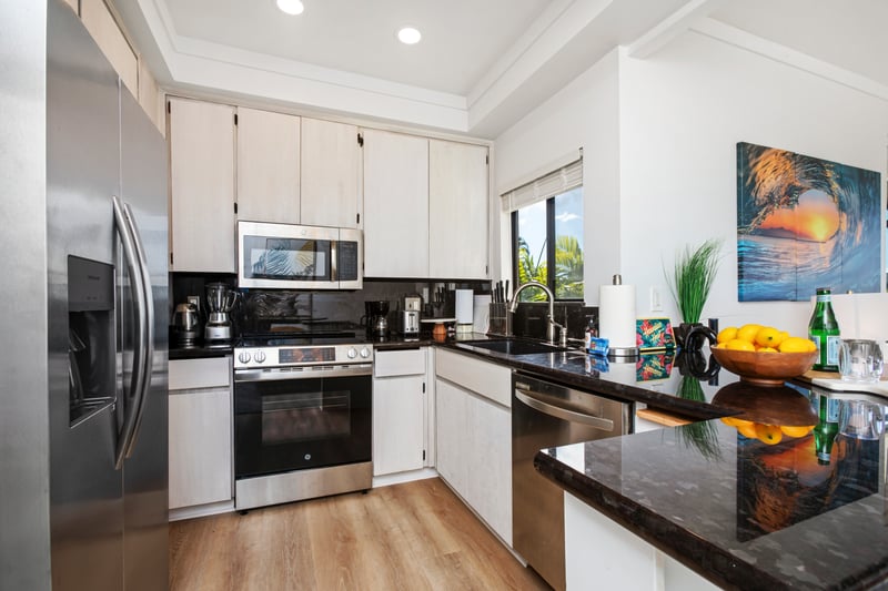 This stylish kitchen is more than just good looks, fully equipped, sparkling clean, and ready for your next feast    KGV-20T2