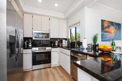 This stylish kitchen is more than just good looks, fully equipped, sparkling clean, and ready for your next feast KGV-20T2