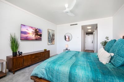 Surrounded by ocean tones and natural textures, this bedroom was made for lingering mornings and easy nights KGV-20T2