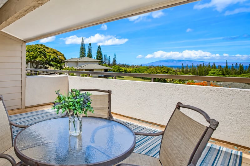 Dine al fresco to the sound of ocean waves and Hawaiian sunlight KGV-20T8