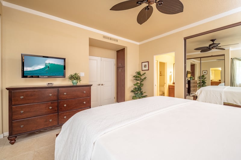 Mirrors, mood lighting, and mellow tones — the ultimate recipe for guestroom perfection KGV-21P2