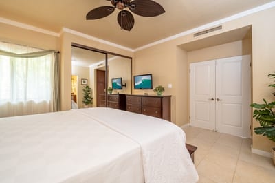 Airy, calm, and inviting — the kind of room that greets you with a deep exhale KGV-21P2