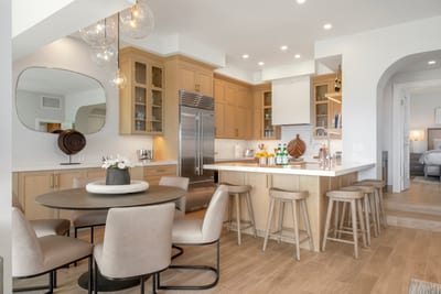 This Kapalua kitchen is where guacamole gets fancy, and every drawer feels like it’s hiding something deliciously mysteriou