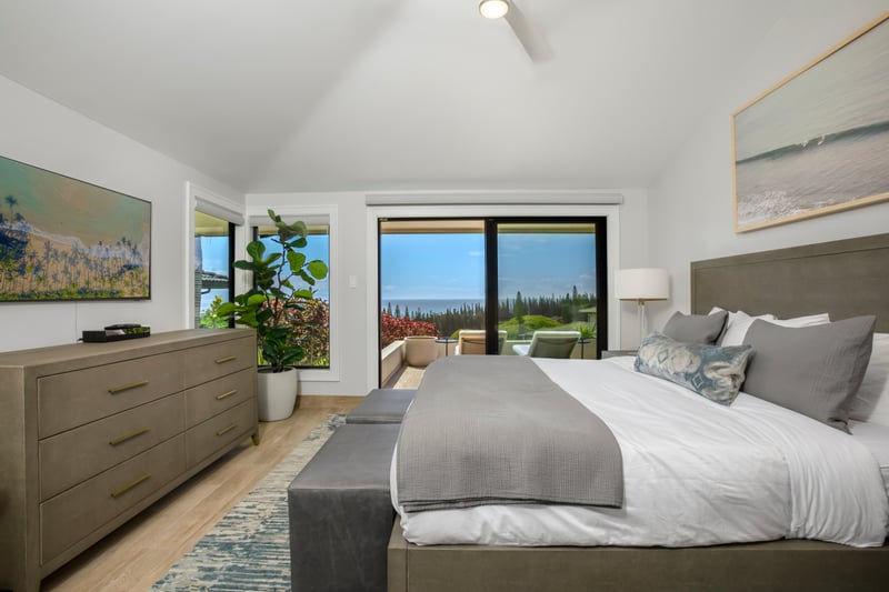 Sleek dressers, soft greys, and art that speaks of seascapes—this guest room is your secret escape into refinement     KGV-22P2