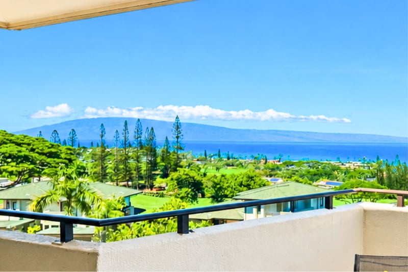 From fairway green to endless blue, the panoramic view from KGV-23T1's lanai looks clear across the water.