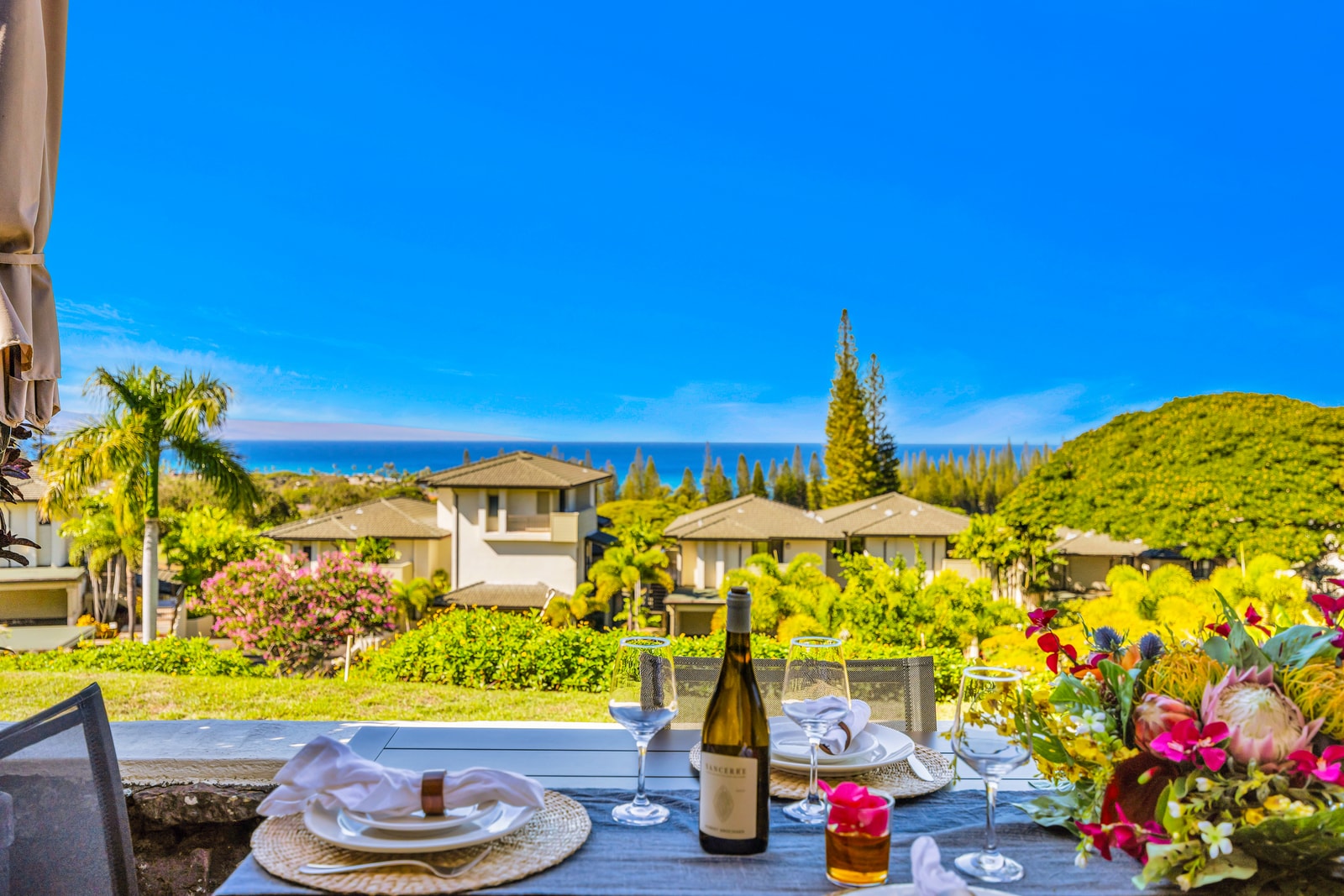 Dine outdoors on your private lanai with lush resort greenery and a peek of the blue Pacific beyond the palms. KGV-24P7