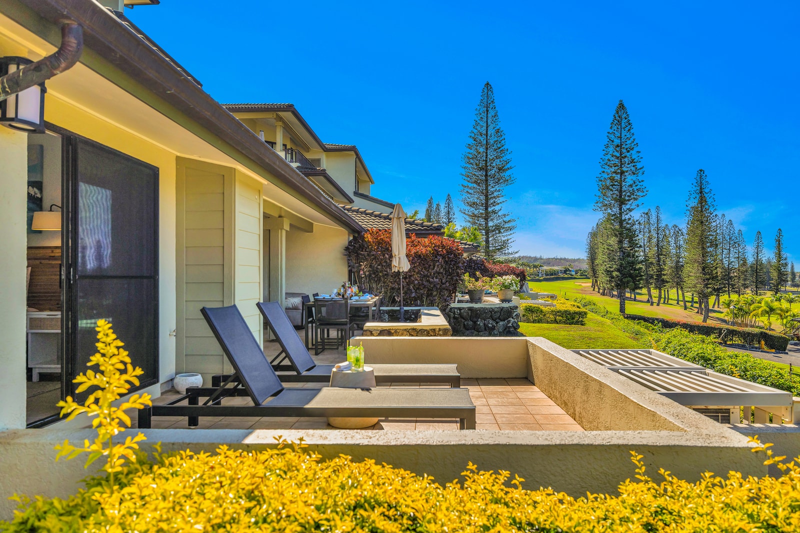 Stretch out on the lanai lounge seating and take in manicured landscaping with beautiful views of the ocean horizon. KGV-24P7