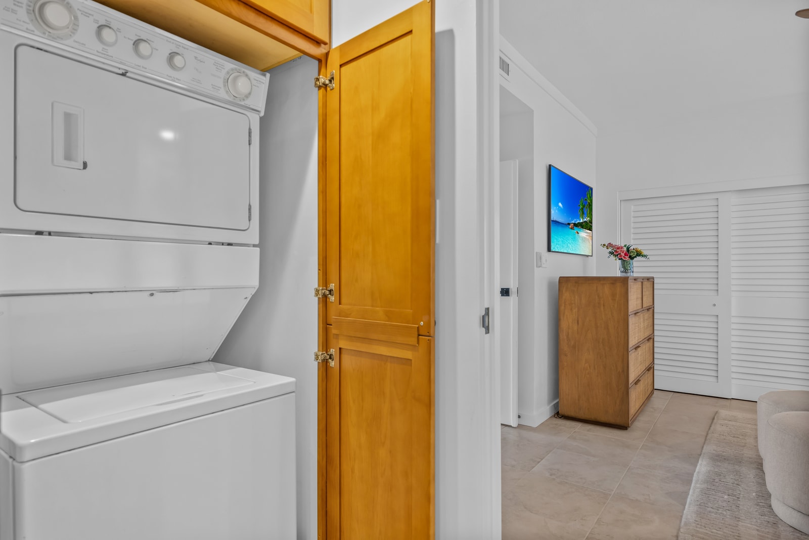 In-unit laundry keeps beach towels and vacation wear fresh throughout your stay. KGV-24P7