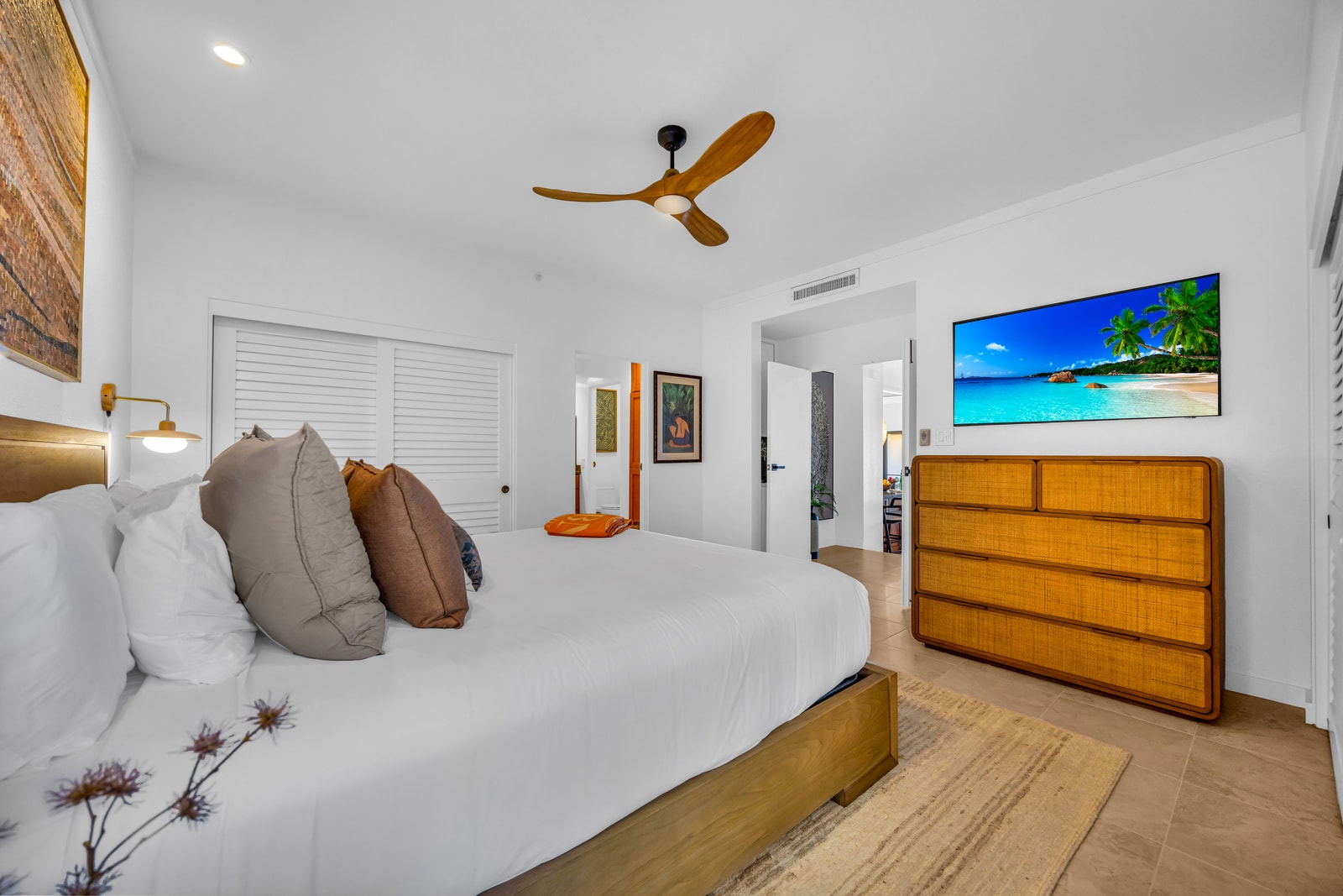 The guest bedroom includes a Smart TV and plenty of space to unwind. KGV-24P7