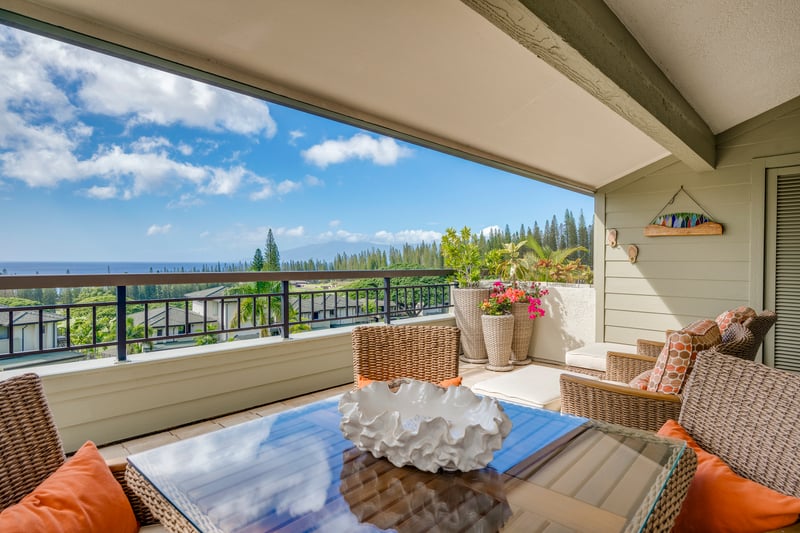 Dine beneath the sky where pines reach high and fairways stretch forever—this lanai was made for magical mealtimes