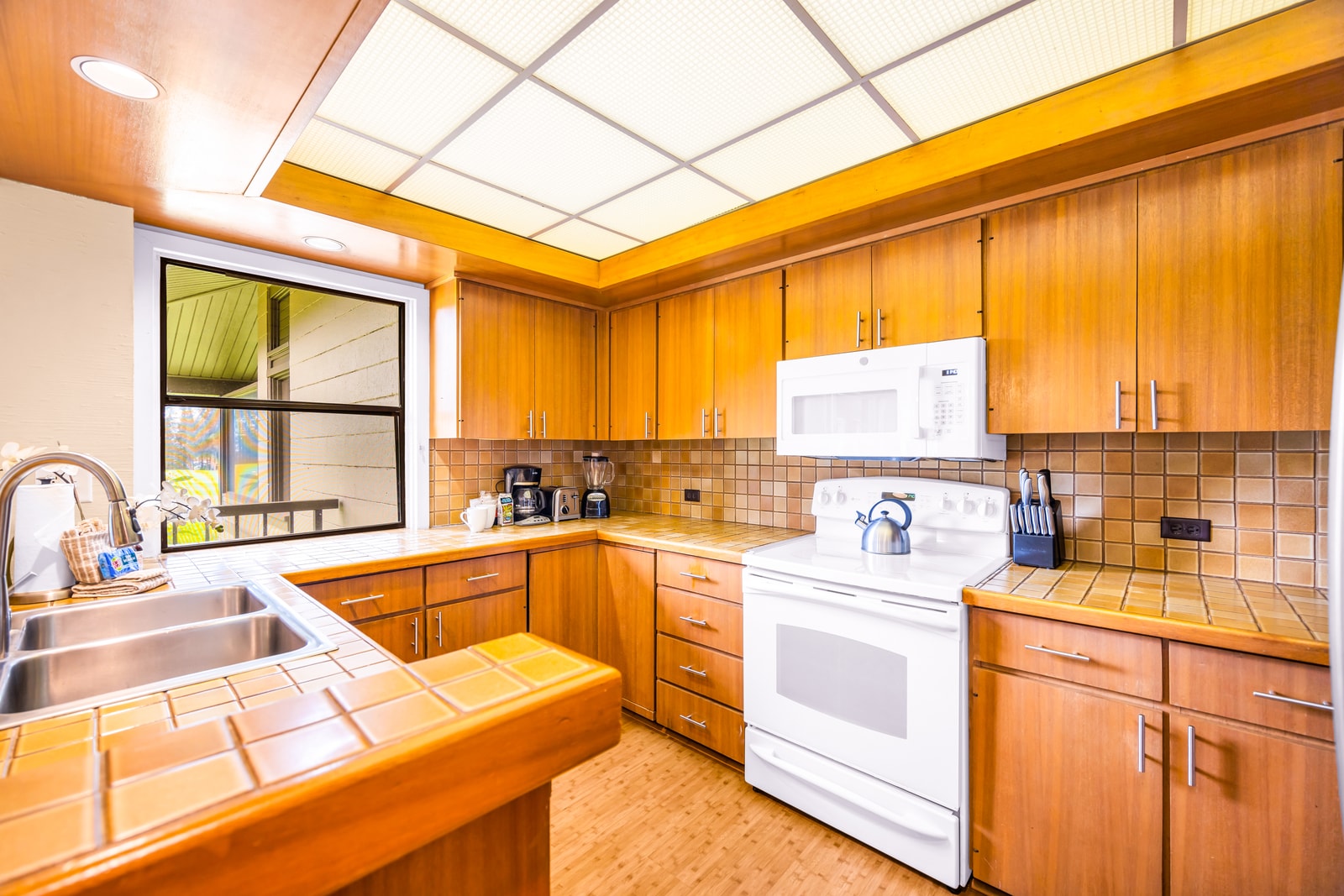 Prepare meals with ease in your open kitchen, fully equipped with granite counters and modern appliances. KRV-2121