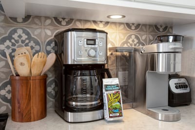 Wake up to the rich aroma of 100% Maui coffee, brewed fresh in our fully equipped gourmet coffee station KRV-2823