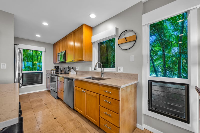 Fully equipped kitchen with wood cabinetry KRV-311