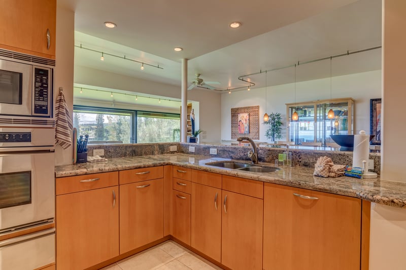 A dash of charm, a sprinkle of style—this glam kitchen was made for dream breakfasts and bubbly brunches KRV-722