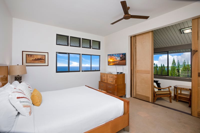 Sip your morning coffee with a view of the treetops and clouds — a guest room that feels like your own private nook KRV-722