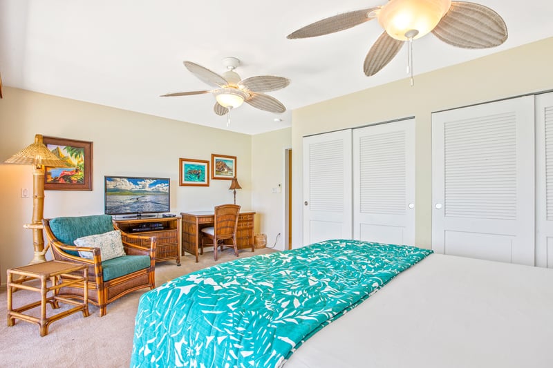Drift off in your Master Bedroom with a king bed and plenty of closet space so you can spread out and fully enjoy the soothing ocean sounds.