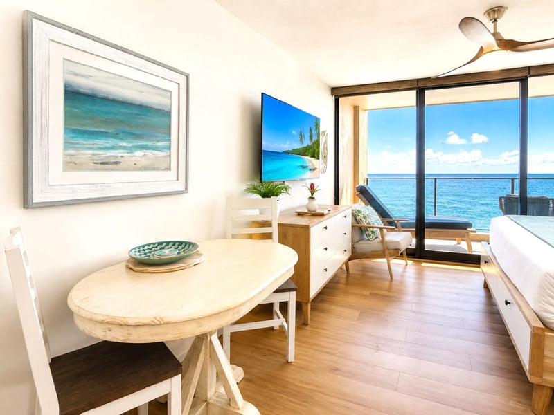 The coastal inspired dining area offers unobstructed views of the Pacific MAH-1002